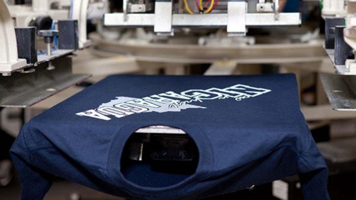 Khâu in họa tiết, logo cho áo thun giúp khách hàng không phải đi tìm nơi in ấn ở nơi khác
